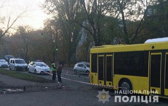 В Киеве автобус переехал избитого мужчину, лежавшего на дороге