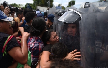 Полиция Мексики остановила караван мигрантов на границе с США, Трамп рад