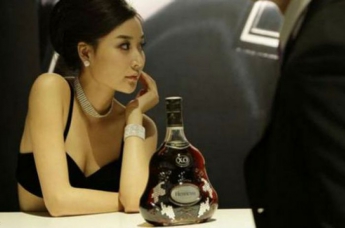 Женщина залпом выпила бутылку коньяка - лишь бы не выкидывать ее в аэропорту