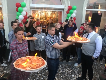 В Мелитополе пиццу поджигали и бросали в зрителей (видео)