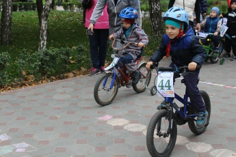 Накал страстей и море подарков - в Мелитополе дан старт детским велогонкам (видео)