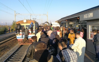 В Киеве пассажиры блокировали городскую электричку (фото)