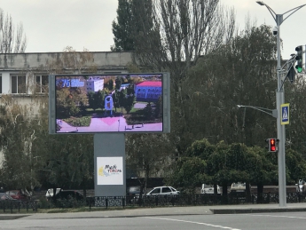 На большом экране в центре Мелитополя показывают военную зарисовку (фото, видео)