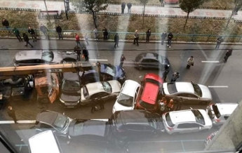В Киеве кран без тормозов смял десятки авто (фото, видео)