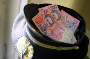 Двух киевских копов поймали на взятке в 50 тысяч долларов (Фото)
