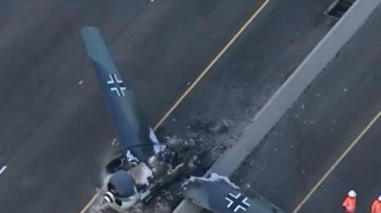 "Фашистский" самолет разбился на трассе в Калифорнии (видео)