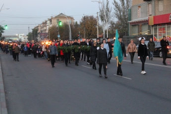По Мелитополю прошли участники факельного шествия (фото)