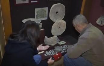 Пенсионеры нашли клад старинных монет на огороде (видео)