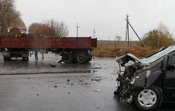 Под Хмельницким грузовик столкнулся с Volkswagen: пять пострадавших