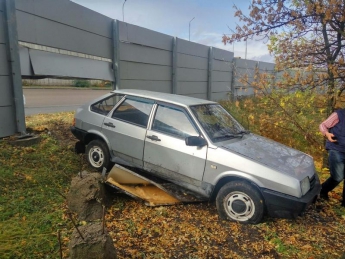 В Запорожье водитель легковушки влетел в забор на Хортице