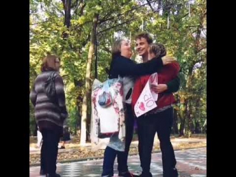 В Мелитополе молодой парень просил прохожих его обнять (видео)