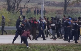 В Боснии мигранты штурмуют границу, есть пострадавшие (видео)