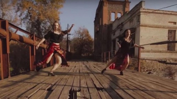 Украинки устроили фантастическое шоу на разрушенном мосту (видео)