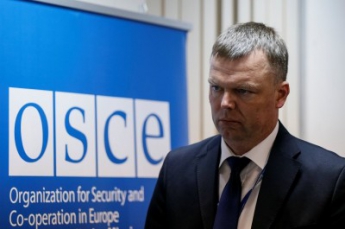 “Такую форму можно купить где угодно”: Хуг заявил, что ОБСЕ не увидела прямых доказательств российского вмешательства на востоке Украины