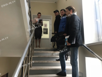В Мелитополе депутатов с общественниками заставили караулить сессию под дверью (фото)
