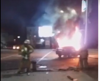 В центре города пылает автомобиль, загоревшийся в результате ДТП (видео)