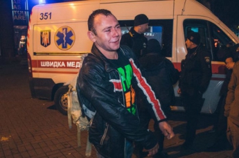 В центре Киева неадекватный мужчина покусал людей. ВИДЕО