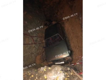 ЧП в Мелитополе - автомобиль провалился на несколько метров под землю (фото)