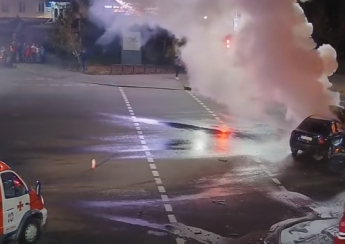 Рядом с пылающим авто продолжали ездить машины - появилось видео тушения пожара на центральном проспекте