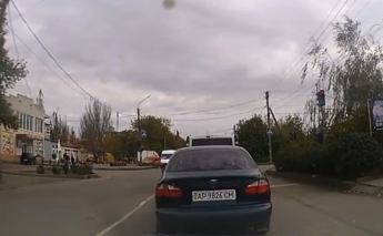 Для кого из водителей красный сигнал светофора не такой уж и красный (видео)