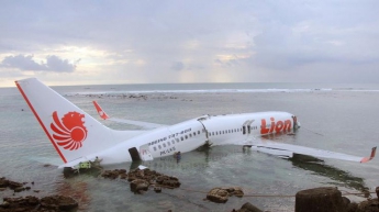 Крушение самолета в Индонезии: первые детали трагедии (фото)