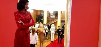 Дизайнер из Запорожья сшила платье, длина шлейфа которого 61 метр, - ФОТО