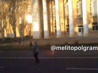 Неадекватная женщина гуляла по проезжей части (видео)