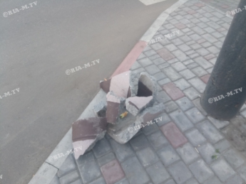 Вандалы раскурочили рекламный щит и урну в центре города (фото)