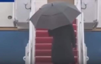 Трамп оконфузился с зонтом. Видео