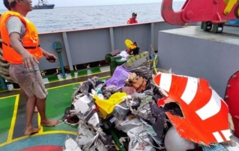 Авиакатастрофа в Индонезии: спасатели нашли первые тела