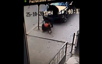 В Черновцах полицейский избил мужчину (видео)