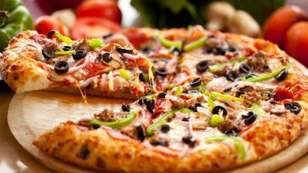Головний аспект у приготуванні домашньої піци - це звичайно ж тісто і соус
