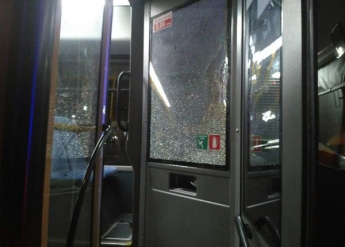 В Запорожье пьяный пассажир бутылкой разбил стекло кабины автобуса (ФОТО)