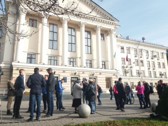 На митинг против повышения тарифов на проезд в Запорожье вышло всего около 20 человек – ФОТО