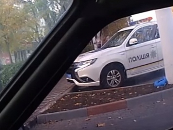 Как в Мелитополе полицейский служебное авто в личный транспорт превратил (видео)