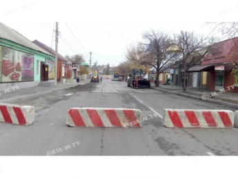 В Мелитополе вечно затапливаемую дорогу закатывают асфальтом (фото)