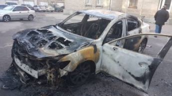 На стоянке сгорел автомобиль начальника экологического департамента, который находится под следствием