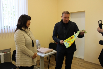 Мэру Мелитополя подарили хозяйственную сумку и учили играть в каррум (фото, видео)
