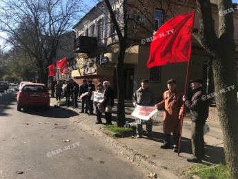 В Мелитополе под исполкомом устроили пикет с красными флагами (фото)