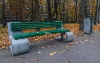 В Киеве коммунальщики покрасили дизайнерские скамейки (фото)