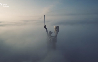 Киев окутал туман: впечатляющее видео с дрона