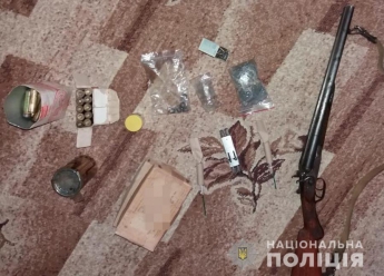 Оружие и наркотики изъяли полицейские во время обыска в Акимовском районе