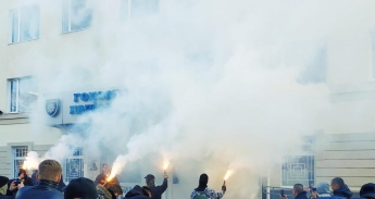 На церемонии прощания с Гандзюк активисты забросали полицию файерами (Фото)
