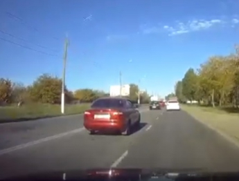 В Мелитополе свои правила дорожного - водитель на "Ланосе" "наплевал" на красный (видео)