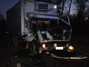 В Запорожье водитель разбил грузовик, врезавшись в прицеп (ФОТО)