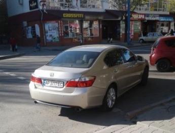 В Мелитополе автохам оставил свою машину прямо на перекрестке (фото)