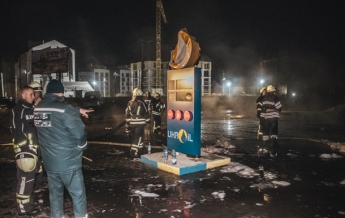 Под Киевом горела АЗС: горящее топливо текло по дороге (фото, видео)