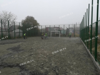 В Мелитополе строят еще одно футбольное поле с искусственным покрытием (фото)