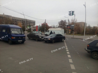 В центре Мелитополя иномарка с ВАЗом столкнулись на перекрестке (фото)