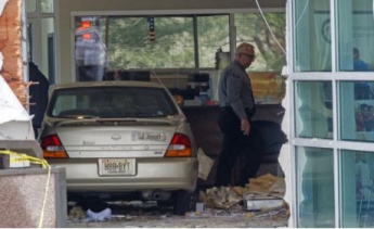 В США автомобиль протаранил офис: пострадали более 20 человек